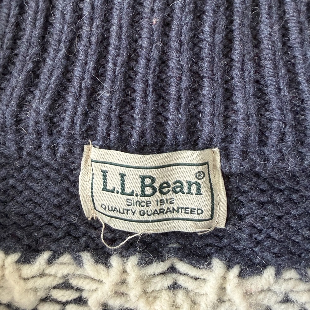 L.L. Bean Navy Fair Isle 100% Lambs Wool Crewneck Sweater - Like New - Picture 5 of 5